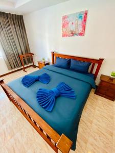 Tempat tidur dalam kamar di BT hotel Kata Beach