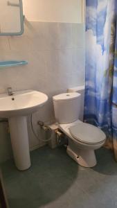 ein Badezimmer mit einem weißen WC und einem Waschbecken in der Unterkunft Villa sea spray in Hikkaduwa