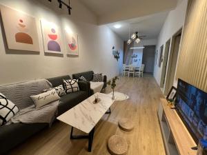 TV a/nebo společenská místnost v ubytování DeMUJI 4BR 10PAX 3Min to ECM KCM, PS4