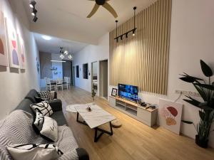 TV a/nebo společenská místnost v ubytování DeMUJI 4BR 10PAX 3Min to ECM KCM, PS4 + 10 fotografií