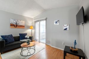 a living room with a couch and a table at Stylish 1br Unit Bella Vista By Center City in Philadelphia