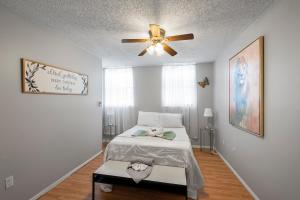 1 dormitorio con 1 cama y ventilador de techo en Stylish 1br Unit Bella Vista By Center City, en Filadelfia
