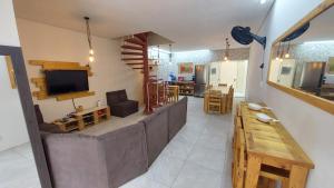 Uma TV ou centro de entretenimento em Casa na Praia do Sapê - Piscina - Churrasqueira