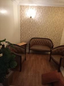 a waiting room with two couches and a table at Appt, Agréable Lumineux et ensoleillé in Agadir