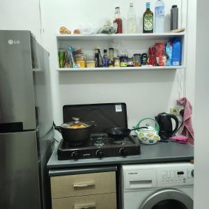 uma cozinha com um fogão com duas panelas em Pet-Friendly Home with Yard em Yerevan