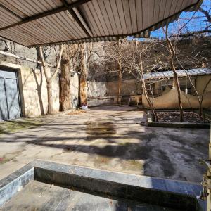 um pátio vazio com árvores e um edifício em Pet-Friendly Home with Yard em Yerevan