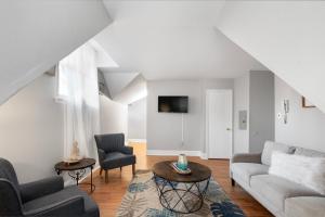 sala de estar con sofá y mesa en Beautiful 2bdrm Large Flat Univ City en Filadelfia