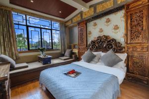 a bedroom with a large bed and a large window at RUI XIANG HE INN - Lijiang Ancient Town in Lijiang