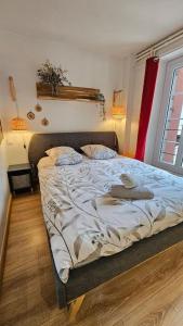 Le Royat Palace - Wifi - Confort tesisinde bir odada yatak veya yataklar