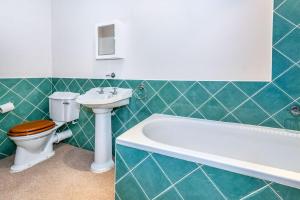 un bagno con un water, una vasca e un lavandino di Old Slade Cottage - Train to London 30mins, Heathrow 15mins away,Free Parking - En-suit rooms a Buckinghamshire