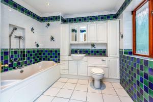 un bagno con vasca, WC e lavandino di Old Slade Cottage - Train to London 30mins, Heathrow 15mins away,Free Parking - En-suit rooms a Buckinghamshire