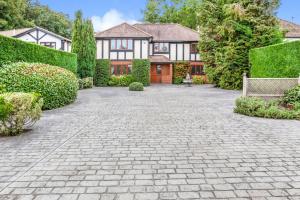 a brick driveway in front of a house at Old Slade Cottage - Train to London 30mins, Heathrow 15mins away,Free Parking - En-suit rooms in Buckinghamshire