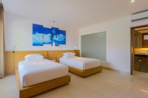 Postel nebo postele na pokoji v ubytování Kuta Beach Club Hotel