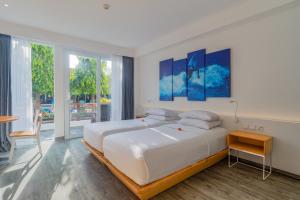 Postel nebo postele na pokoji v ubytování Kuta Beach Club Hotel