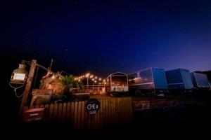 une nuit étoilée avec une clôture devant dans l'établissement The Galaxy Express Nahama ザ・ギャラクシー・エキスプレス・ナハマ, à Yokosuka