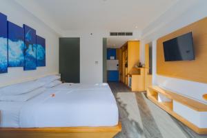 Postel nebo postele na pokoji v ubytování Kuta Beach Club Hotel