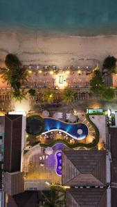 - Vistas a un complejo con piscina por la noche en The Beach House Resort, en Gili Trawangan