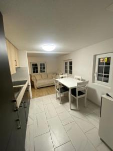 eine Küche und ein Wohnzimmer mit einem Tisch und Stühlen in der Unterkunft Luxury Apartment in the Heart of Swiss Alps in Küblis