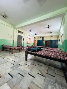 una grande camera con diversi posti letto di Satsang Lodge a Varanasi