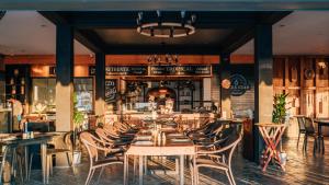Ein Restaurant oder anderes Speiselokal in der Unterkunft Thavorn Palm Beach Resort Phuket 