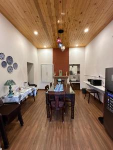Carabean Villa في دالهوزي: غرفة مع طاولة وكراسي ومطبخ