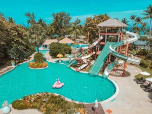 Der Swimmingpool an oder in der Nähe von Thavorn Palm Beach Resort Phuket