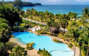 uma vista aérea da piscina no resort em Thavorn Palm Beach Resort Phuket em Praia de Karon