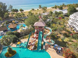 einen Luftblick auf einen Wasserpark mit einer Wasserrutsche in der Unterkunft Thavorn Palm Beach Resort Phuket in Karon Beach