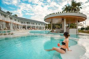 Der Swimmingpool an oder in der Nähe von Thavorn Palm Beach Resort Phuket