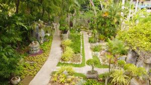 Ein Garten an der Unterkunft Thavorn Palm Beach Resort Phuket