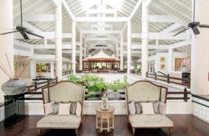 Ein Sitzbereich in der Unterkunft Thavorn Palm Beach Resort Phuket
