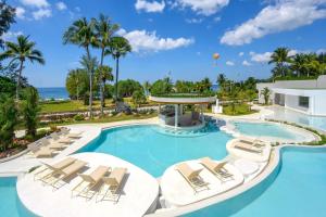 卡隆沙灘的住宿－Thavorn Palm Beach Resort Phuket，一张带躺椅的游泳池图片