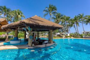 Der Swimmingpool an oder in der Nähe von Thavorn Palm Beach Resort Phuket
