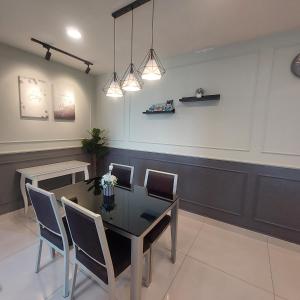 a dining room with a table and chairs at KSL City Mall D'esplanade By Summer in Johor Bahru