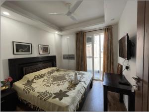 TV a/nebo společenská místnost v ubytování Fully Furnished Comfortable Rooms in Hauz Khas - Woodpecker Apartments