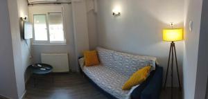 オリンピアダにあるVilla Pavlinaのソファとランプ付きの小さな部屋