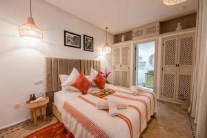 sypialnia z dużym łóżkiem i oknem w obiekcie Riad El Marah w Marakeszu