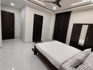 um quarto com 2 camas e uma ventoinha de tecto em Runaway villa em Hyderabad