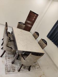 uma mesa de jantar e cadeiras num quarto em Runaway villa em Hyderabad
