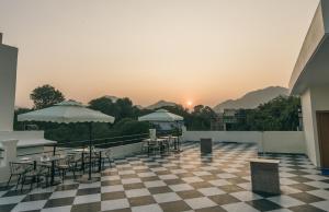 uma vista para um pátio com mesas e cadeiras em Serenity Hill Resort & Spa - Best resort in Udaipur em Udaipur