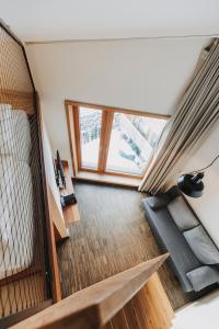 Zimmer mit Blick auf eine Treppe und ein Fenster in der Unterkunft Fuxbau in Stuben am Arlberg