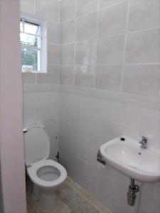 een badkamer met een toilet en een wastafel bij Karoo C in Beaufort West