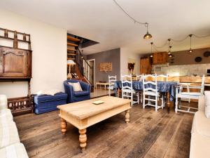 een woonkamer met een tafel en een eetkamer bij Cozy holiday home in Ennal Grand Halleux in Ennal