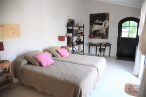 um quarto com 2 camas e almofadas cor-de-rosa em ALBALAT em Alaior
