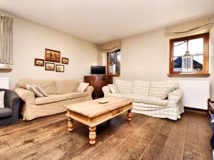 uma sala de estar com dois sofás e uma mesa de centro em Cozy holiday home in Ennal Grand Halleux em Ennal