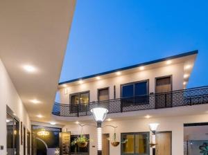 un edificio con balcón con techo azul en Skilight Villa en Indore