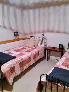 um quarto com uma cama com um cobertor e uma mesa em Stunning view in Cathar country em Cailla