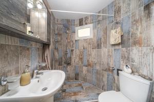 A bathroom at Aphrodite Superb Sea View Apartment Még 37 kép