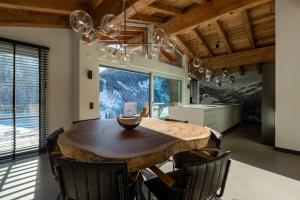 uma cozinha e sala de jantar com uma mesa de madeira e cadeiras em Lavender Hill - Summer holiday & ski chalet/villa em Saalbach-Hinterglemm