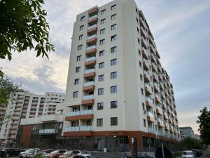 Un edificio alto y blanco con balcones. en TOD APARTMENTS Palas Mall, en Iaşi